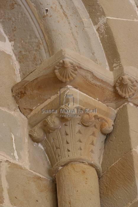 Capitel derecho de uno de los arcos y ventanas de la cabecera