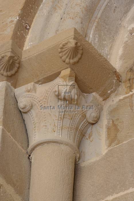 Capitel izquierdo de uno de los arcos y ventanas de la cabecera