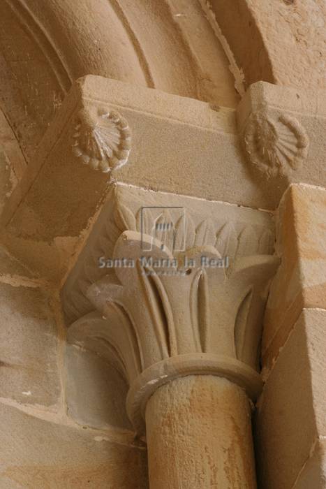 Capitel derecho de uno de los arcos y ventanas de la cabecera