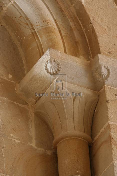 Capitel derecho de uno de los arcos y ventanas de la cabecera