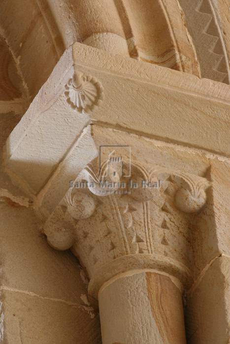 Capitel derecho de uno de los arcos y ventanas de la cabecera