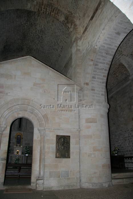Detalle del arco y portada de la capilla interior