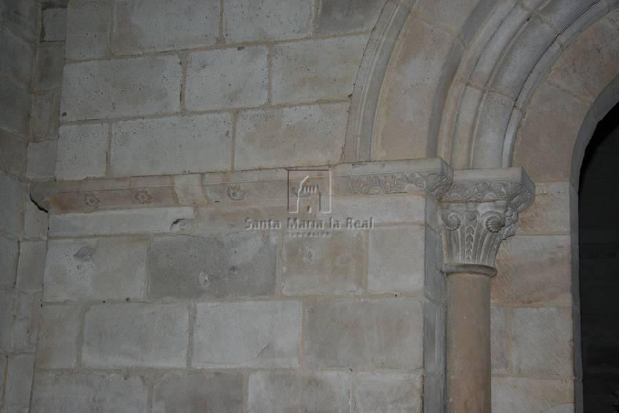 Detalle del muro izquierdo de la portada de la capilla interior
