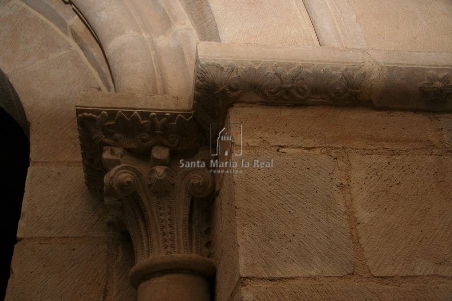 Imposta y capitel derecho de la portada de la capilla interior