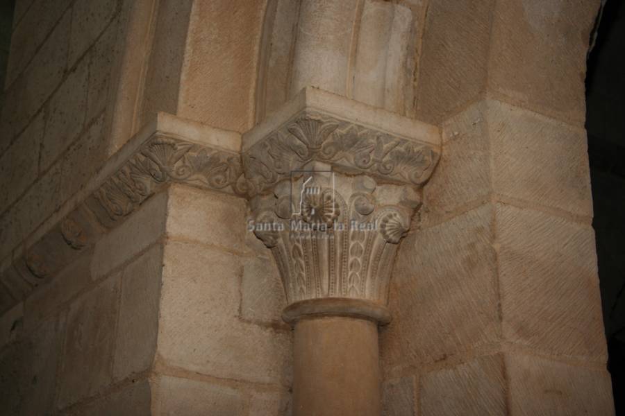 Imposta y capitel izquierdo de la portada de la capilla interior