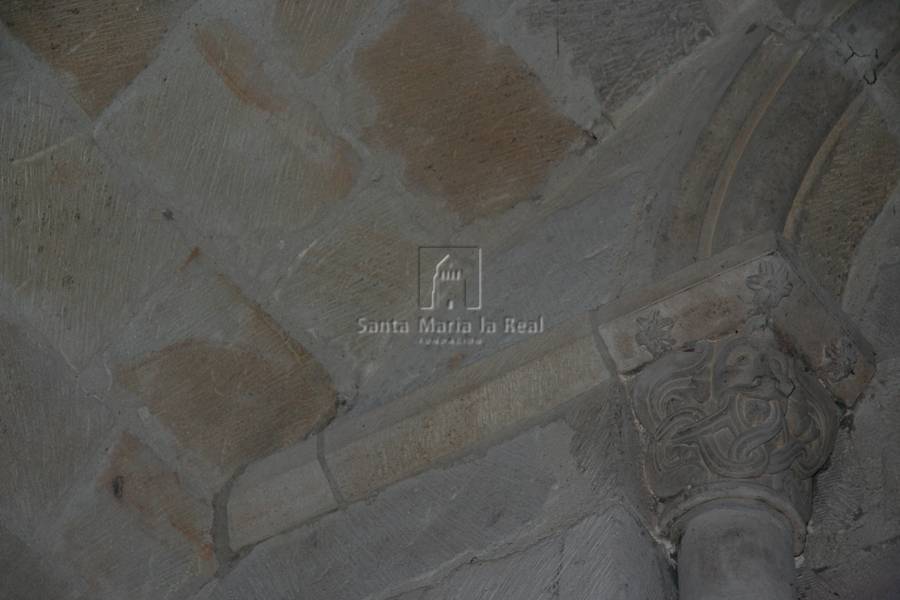 Capitel izquierdo de la ventana cabecera de la capilla interior