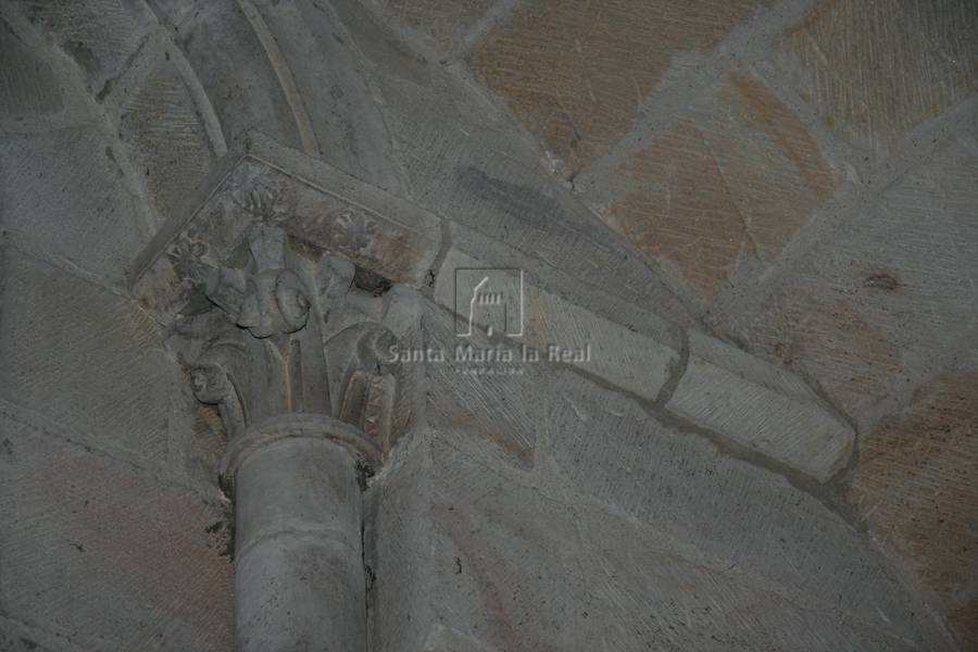 Capitel derecho de la ventana cabecera de la capilla interior