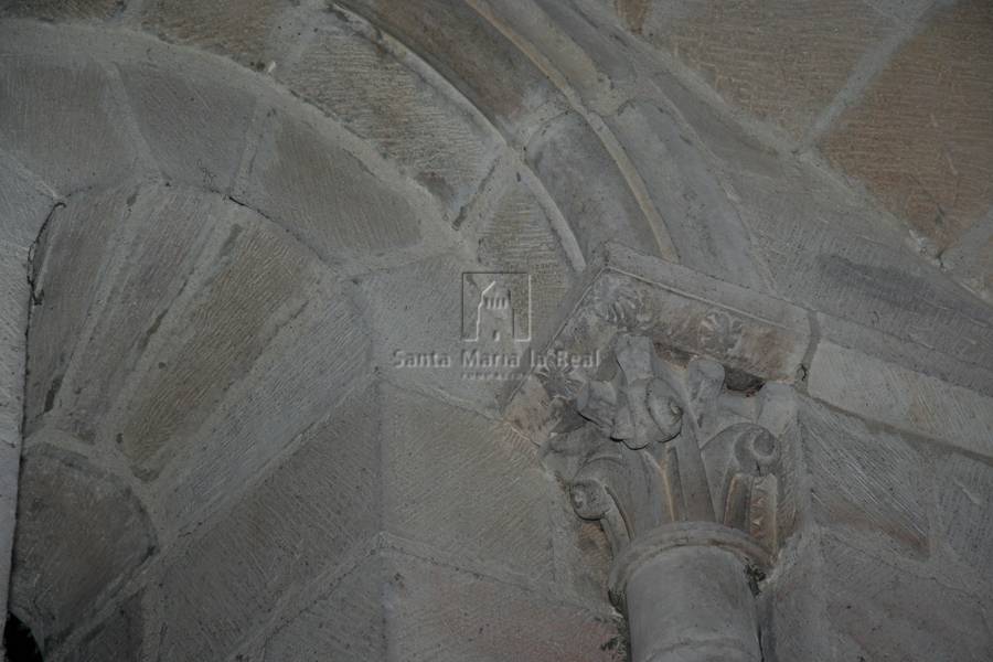 Capitel derecho de la ventana cabecera de la capilla interior