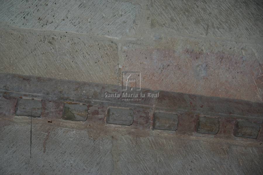Linia de la imposta de la cabecera de la capilla interior