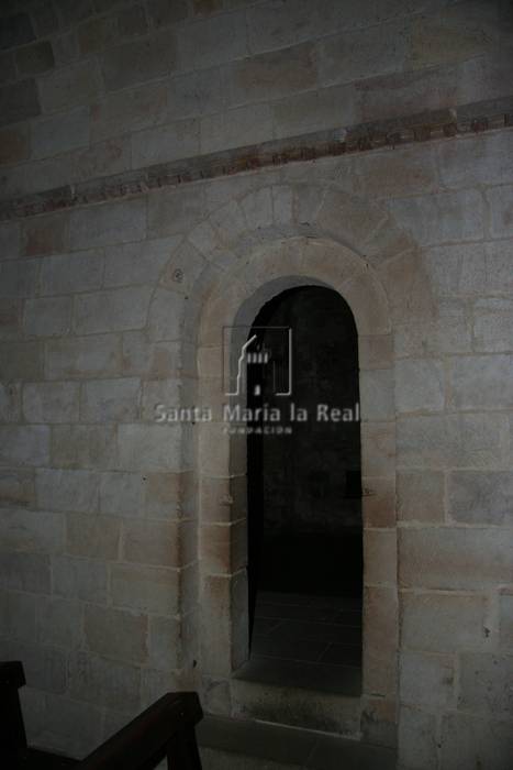 Portada del muro norte de la capilla interior