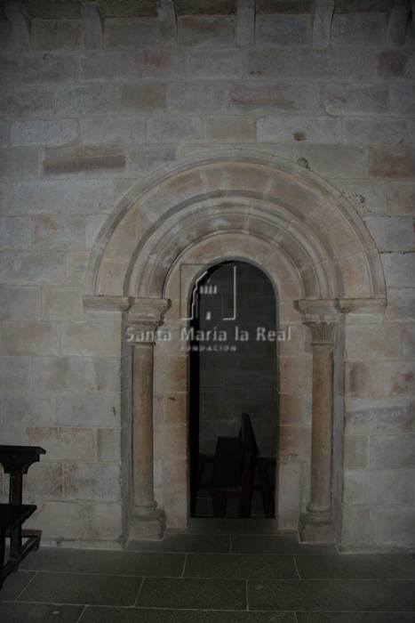 Portada del muro norte de la capilla interior