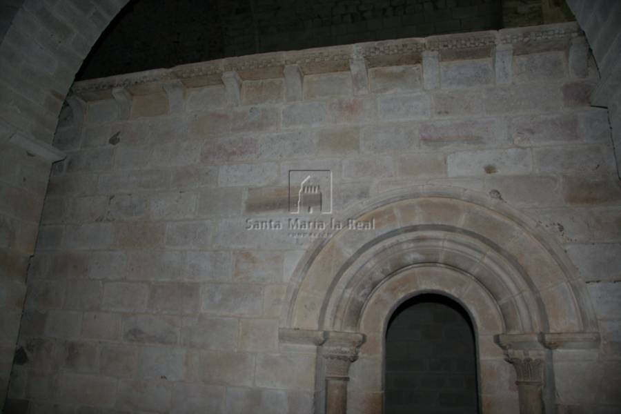Detalle de la portada del muro norte de la capilla interior