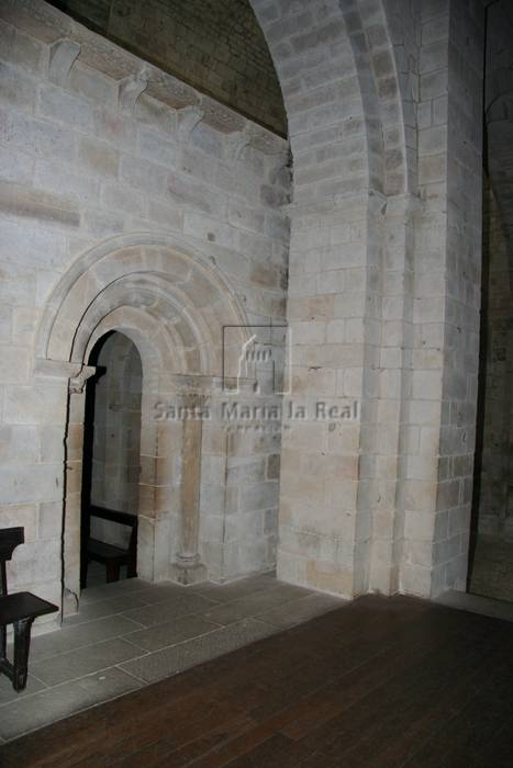 Arco y portada del muro norte de la capilla interior