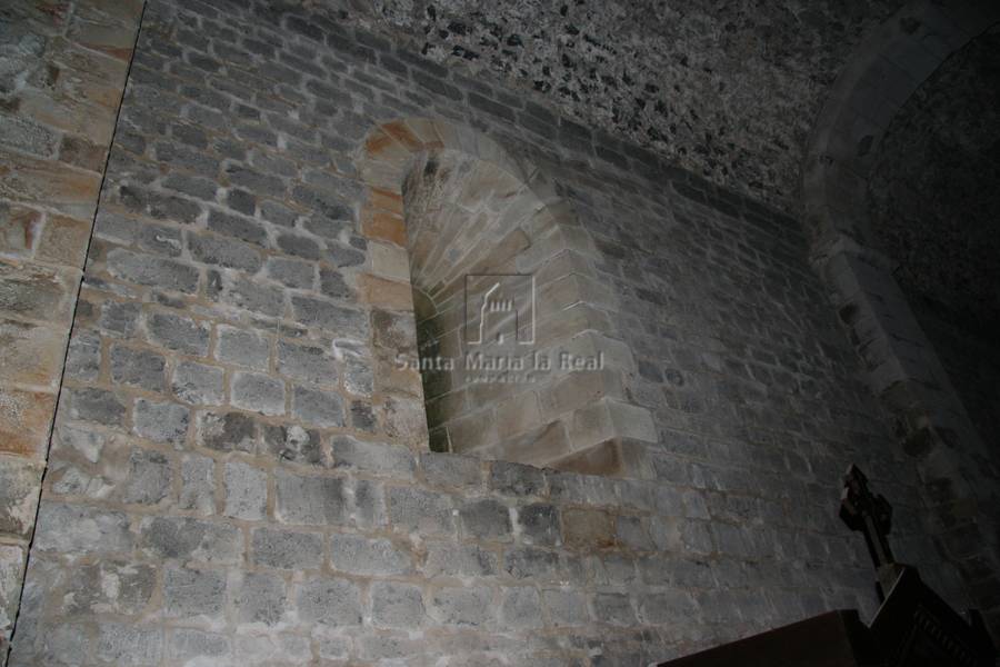Ventana en el muro norte del interior del templo