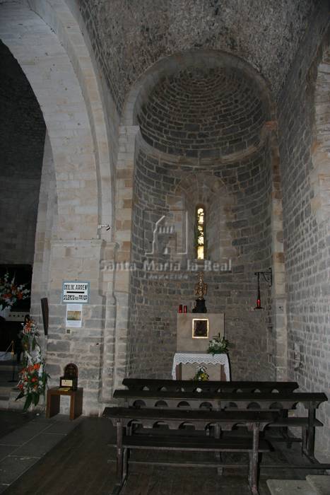 Ábside sur en el interior del templo