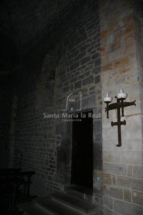 Puerta de la sacristía en el lado sur del interior del templo