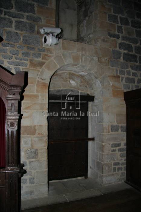 Puerta de la sacristia en el muro sur del  interior del templo