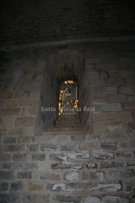 Ventana del muro norte en el interior del templo