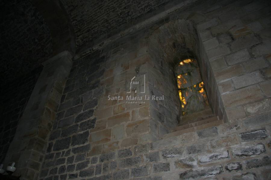 Ventana del muro norte en el interior del templo