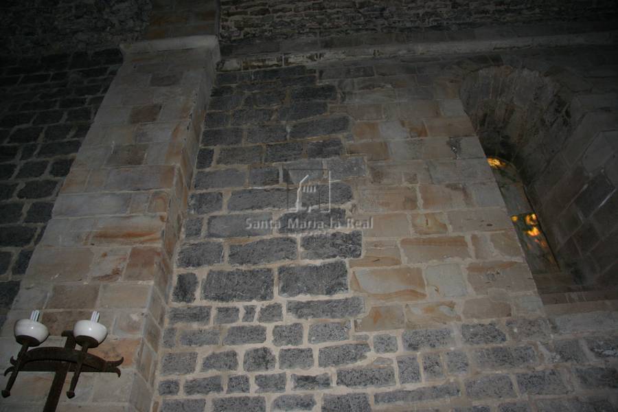 Ventana del muro norte en el interior del templo
