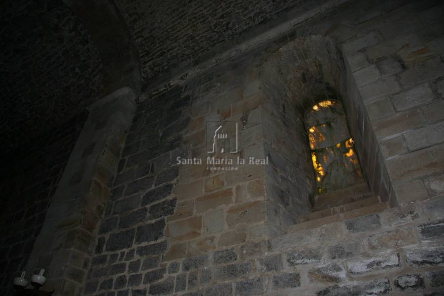 Ventana en el muro norte desde el interior del templo