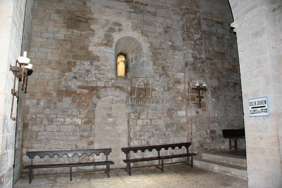 Puerta ciega en el muro norte desde el interior del templo