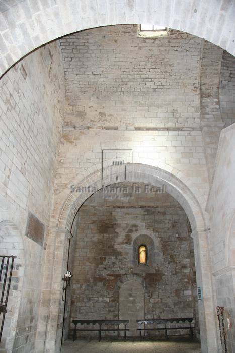 Puerta ciega del muro norte en el interior del templo