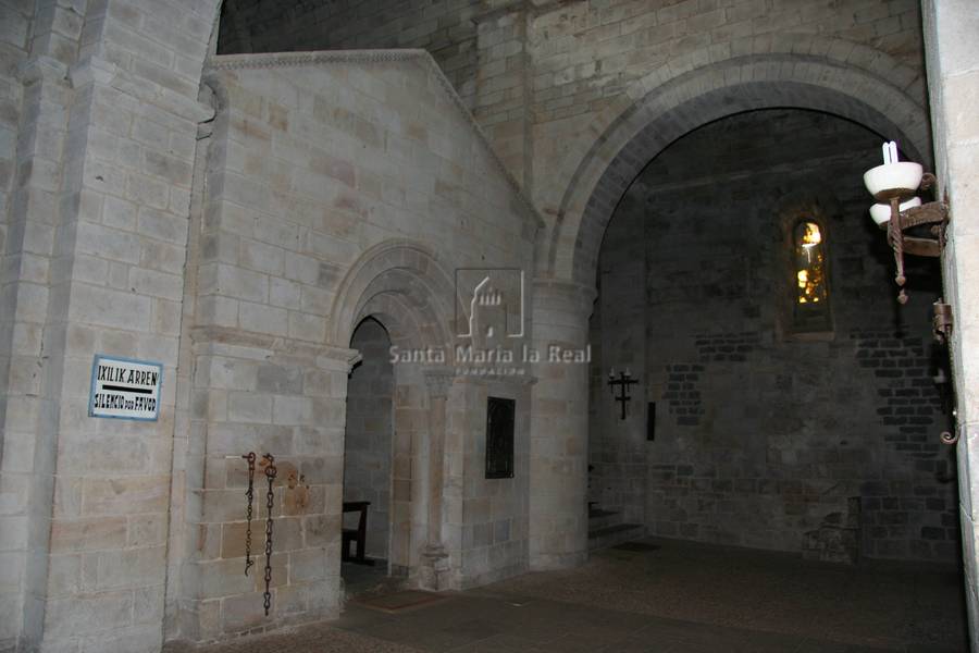 Tramo de los pies en el interior del templo