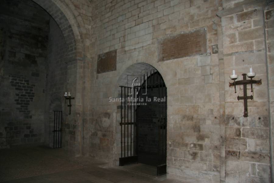 Puerta en el interior de la nave