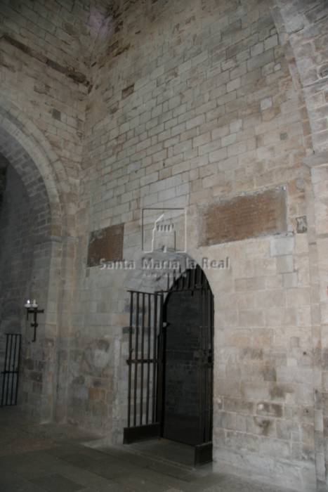 Puerta en el interior de la nave