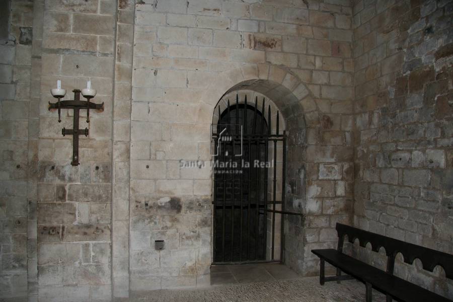 Puerta en el interior de la nave