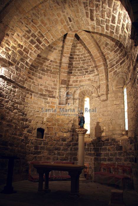 Detalle interior de la bóveda y vanos del ábside