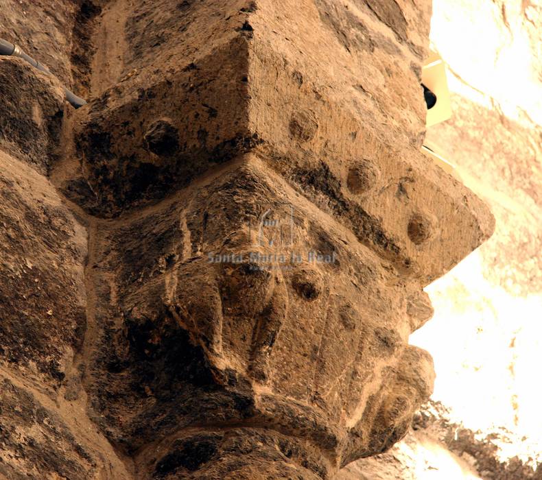 Capitel de lado derecho del arco triunfal. Hojas hendidas y lisas con bolas