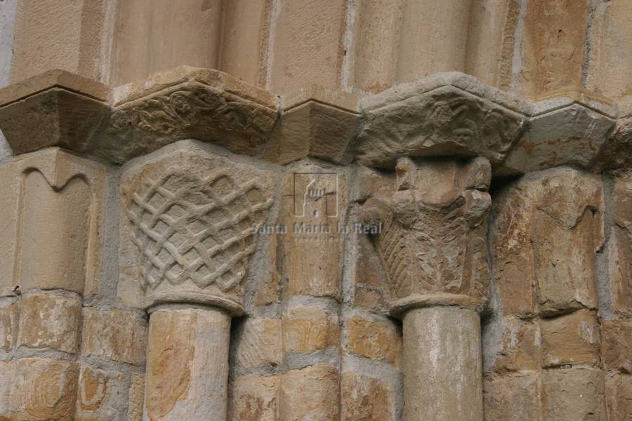 Capiteles del lado izquierdo de la portada sur