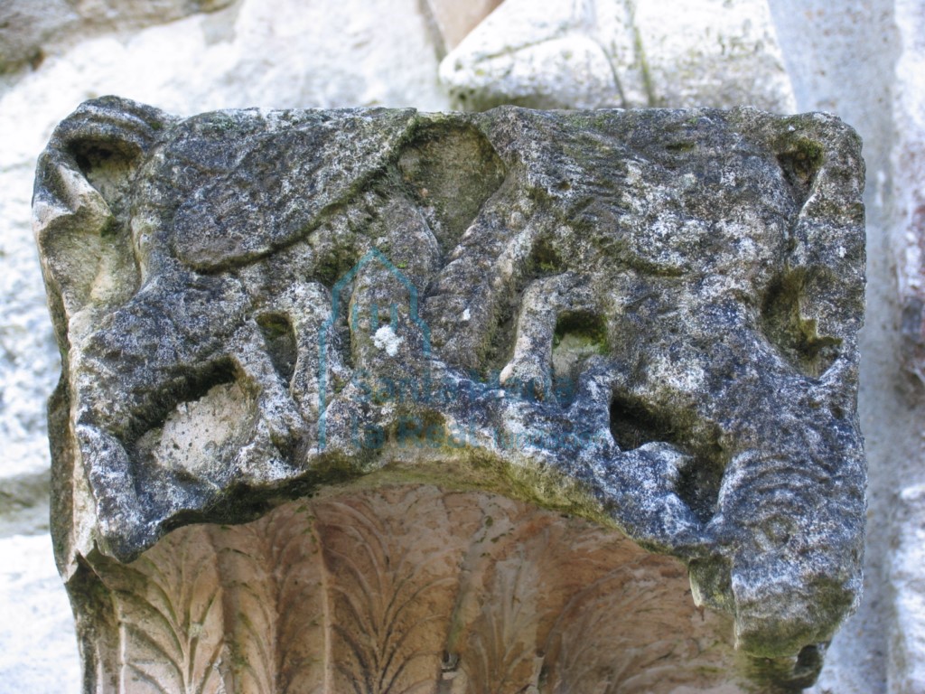 Detalle de la parte superior del capitel izquierdo