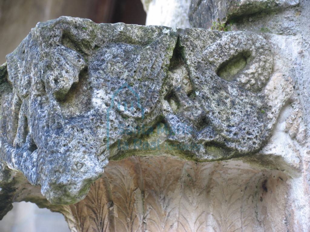 Detalle de la parte superior del capitel izquierdo