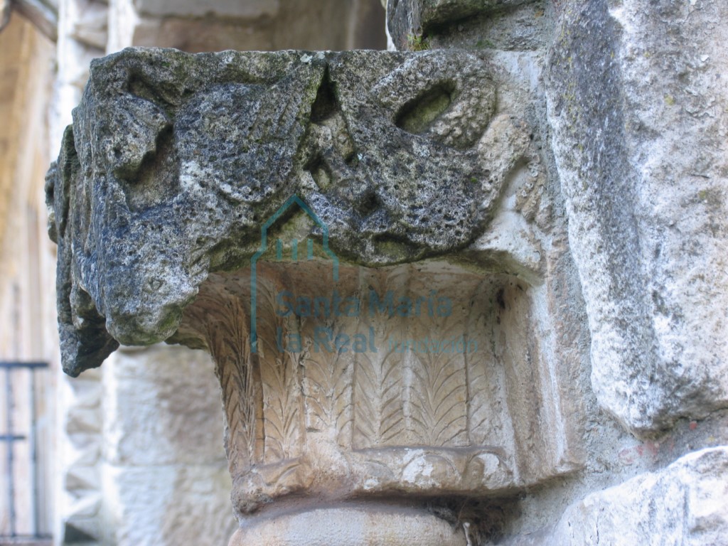 Capitel decorado con acantos y aves