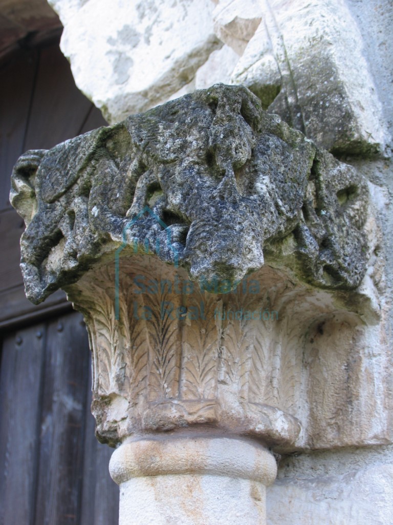 Capitel decorado con acantos y aves