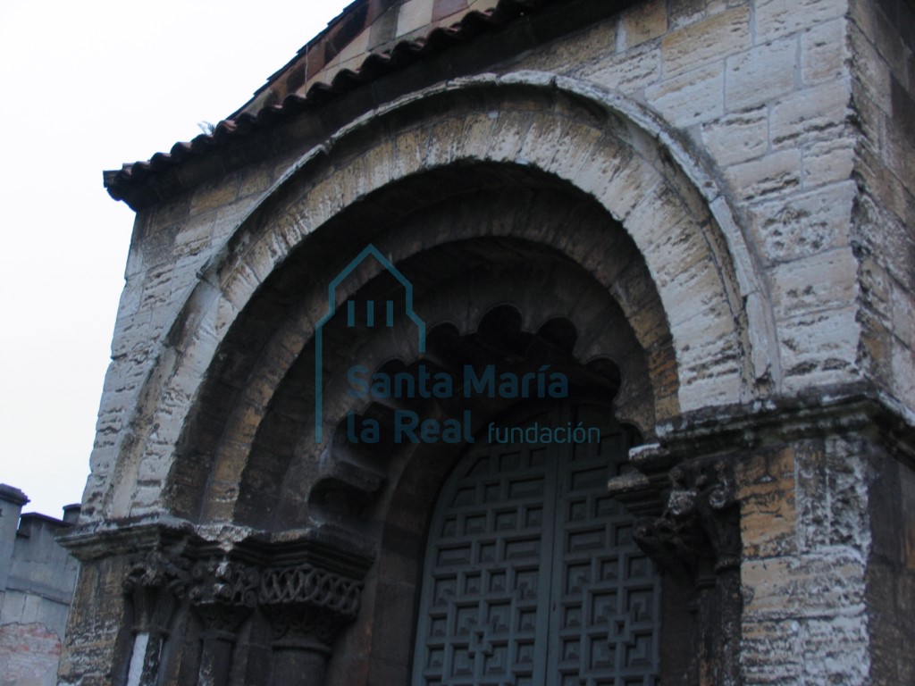 Portada principal de Santa María de la Vega en su actual emplazamiento, en el muro occidental de la capilla de Santa Bárbara (Fábrica de Armas)