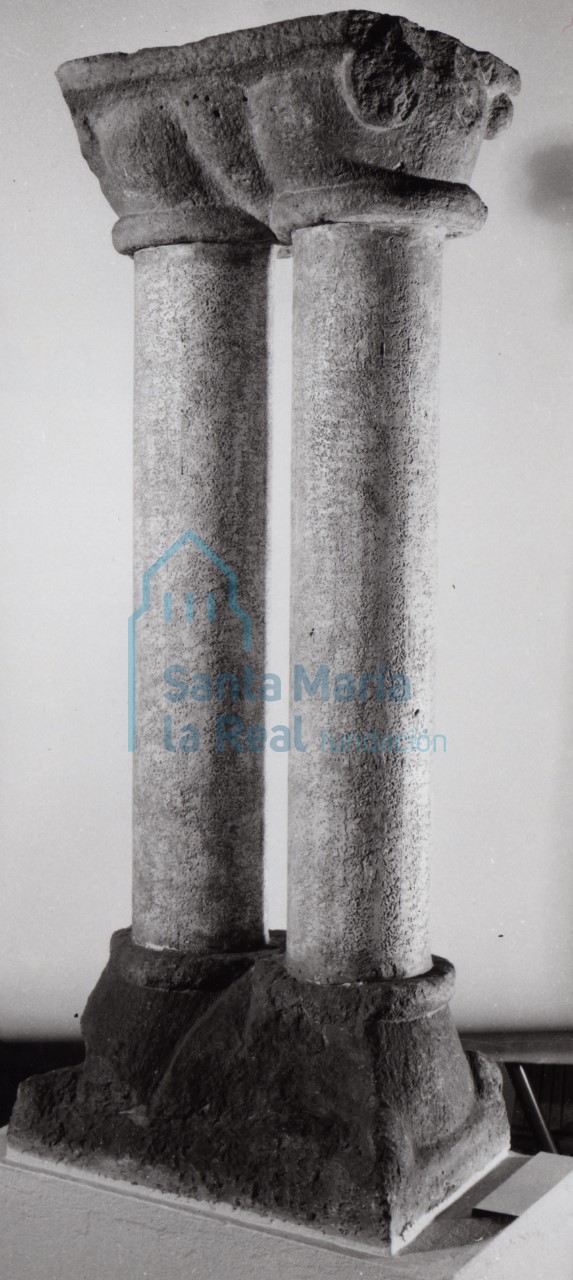Columnas entregas. Siglo XIII. Piedra Arenisca. Capiteles: 43 x 26 x 23 cm. Basas: 43 x 19 x 26 cm