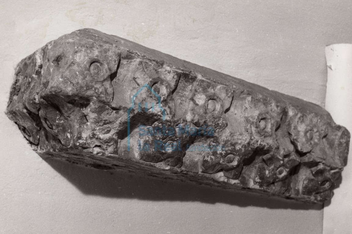 Cornisa de ángulo. Piedra caliza. 66 x 24 x 19 cm. Procedencia desconocida