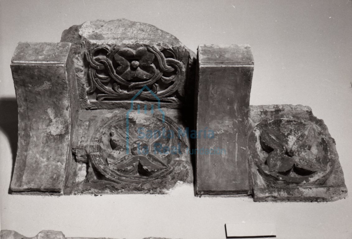 Fragmento de cornisa. Segunda mitad del siglo XII. Piedra caliza. 22 x 38 y 47 x 27 cm. Procedencia desconocida
