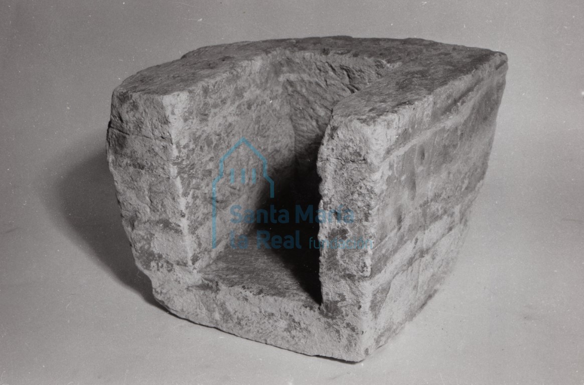 Fragmento de ara. Siglo XI. Piedra caliza. 29 x 27 x 23 cm