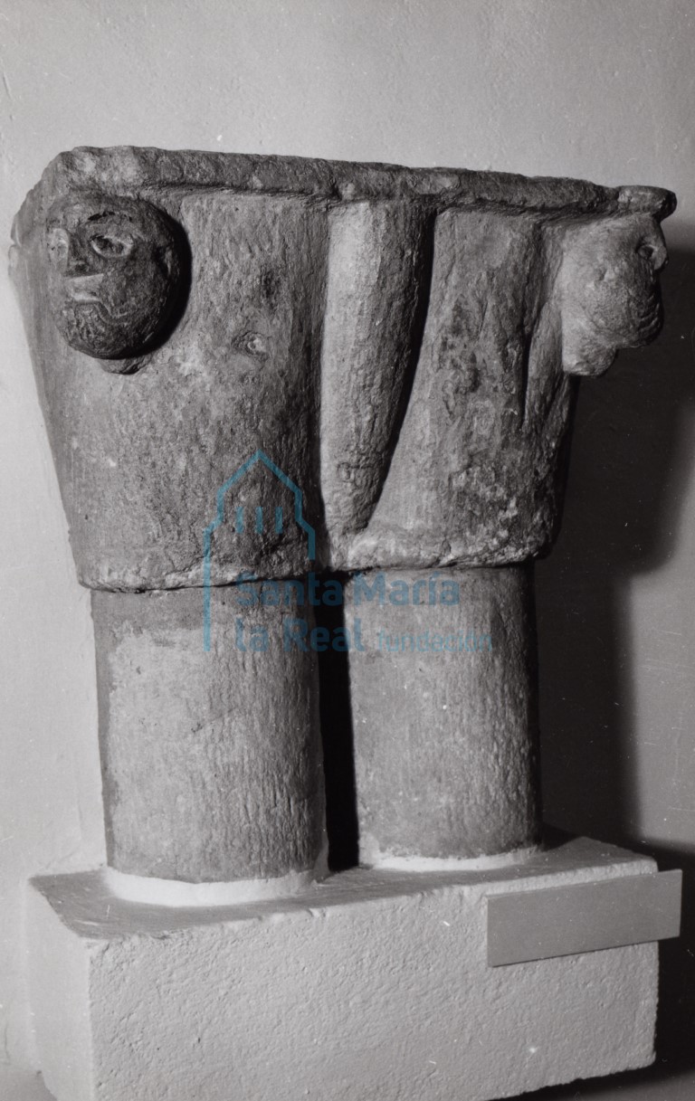 Fragmentos de columnas gemelas. Siglo XIII. Piedra Arenisca. 40 x 25 x 25 cm