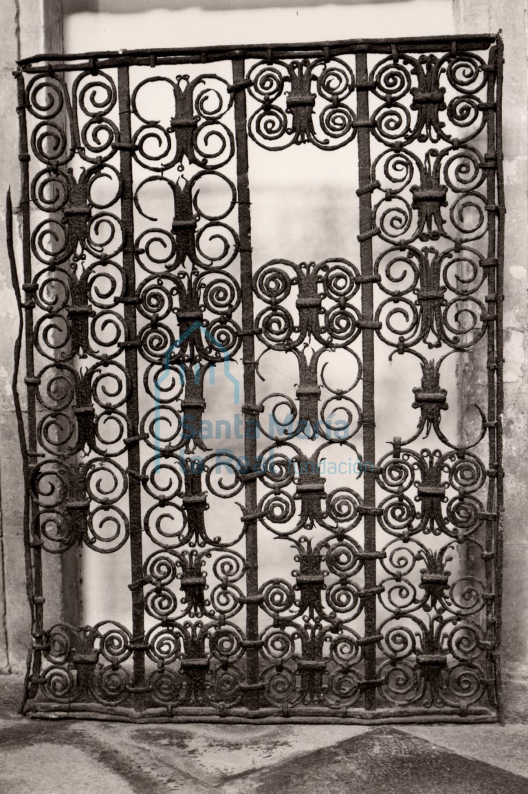 Reja de hierro forjado. Segunda mitad del siglo XII. Hierro forjado. 124 x 88 cm. Procedencia desconocida