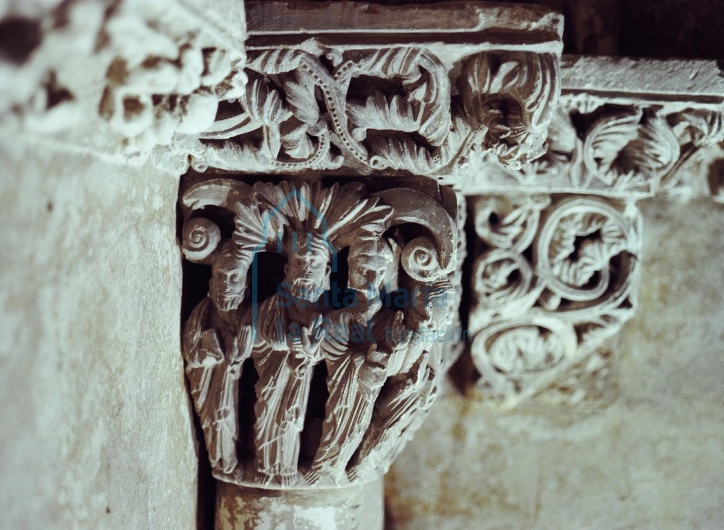 Detalle de los apóstoles en un capitel con la escena de la Ascensión de Cristo