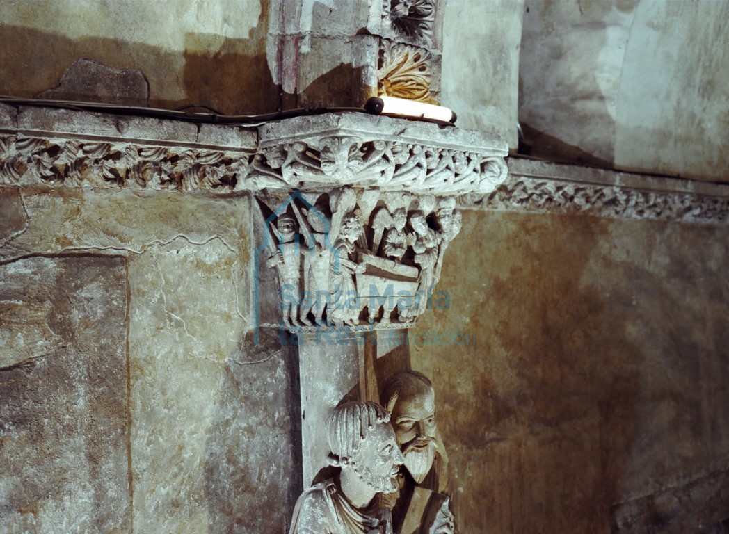 Capitel sobre las figuras de San Pedro y San Pablo. Escena de la Resurrección de Cristo, con las Tres Marías frente al sepulcro vacío