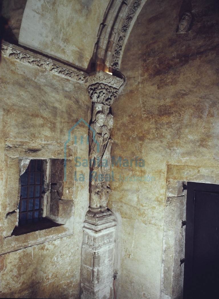 Columna con las figuras de Santo Tomás y San Bartolomé
