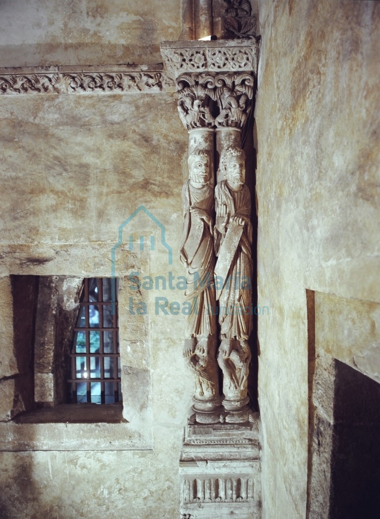 Columna con las figuras de Santo Tomás y San Bartolomé