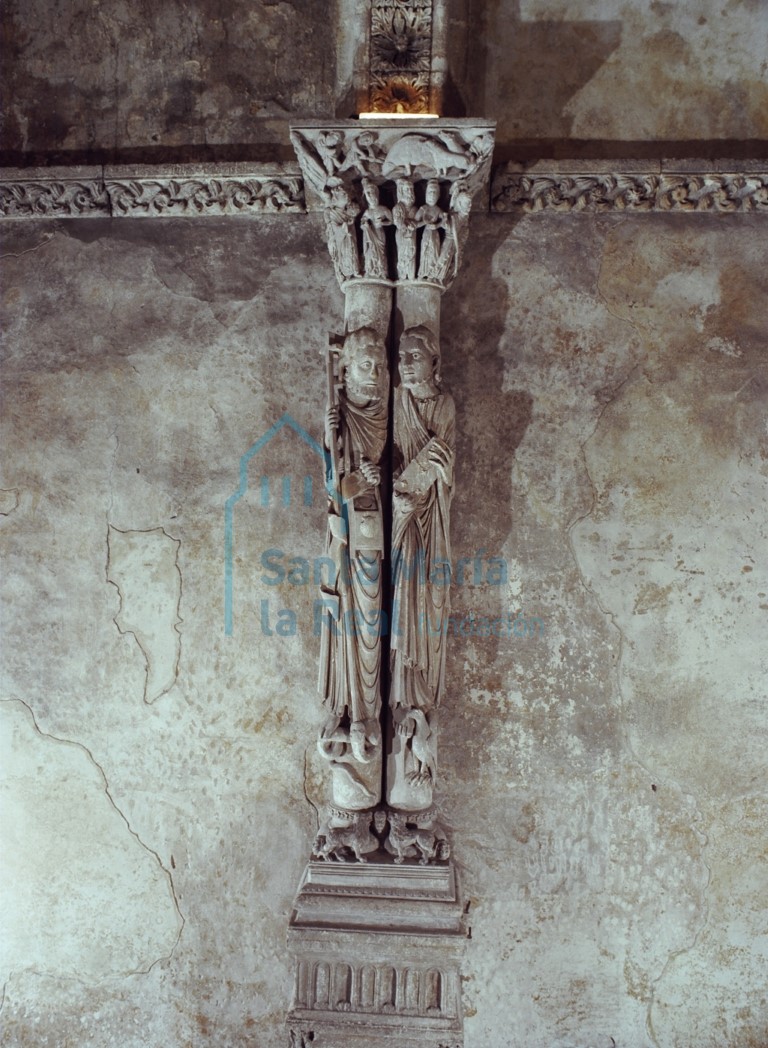 Columna con las figuras de Santiago el Mayor y San Juan